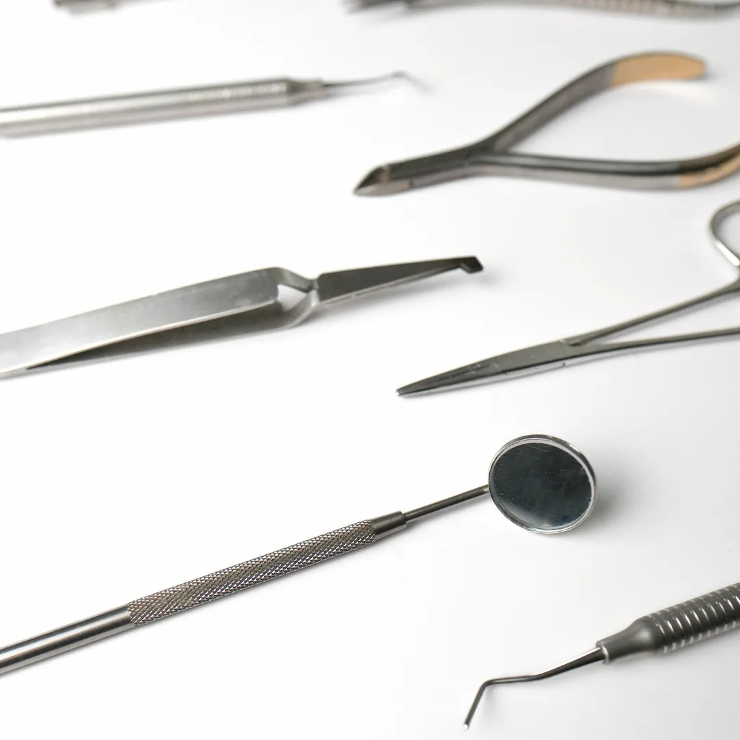Instrumental dental ordenado sobre una superficie blanca.